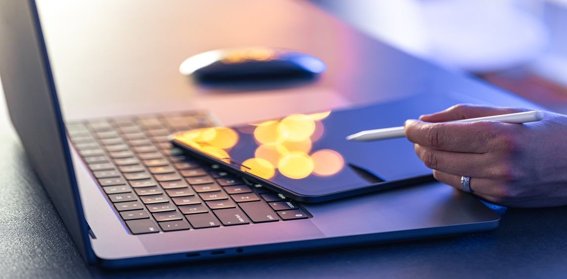 main d affaires de pres avec stylo et stylo travaillant sur tablette numerique et ordinateur portable